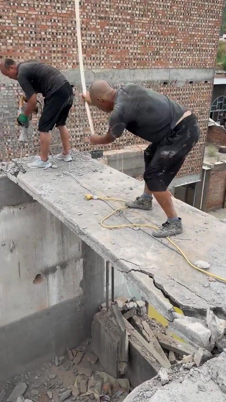 每一下都砸在老铁的医保卡上！！！