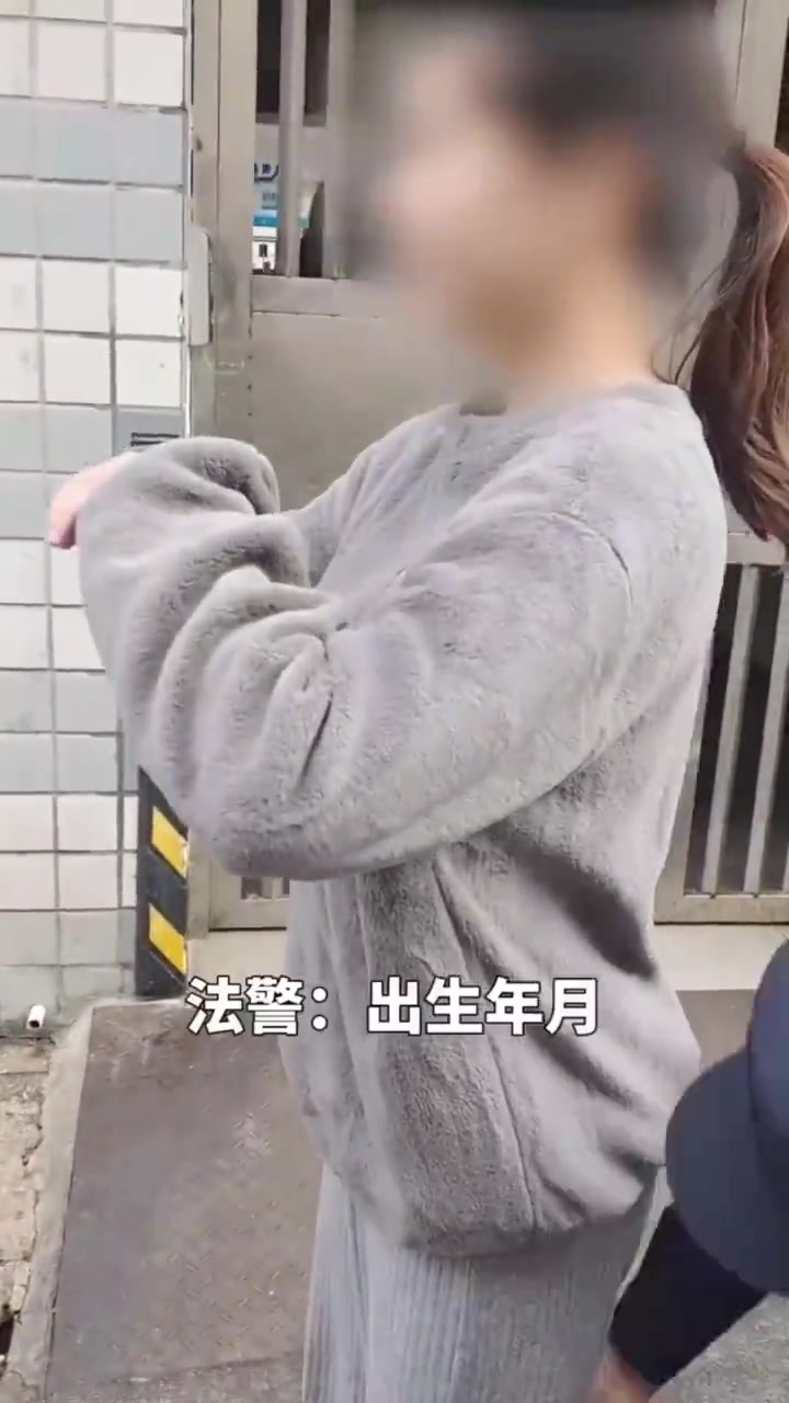 98年女主播色情直播两年，收入150万！网友发现：她好像还在笑