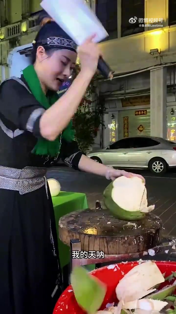 海南姐姐切椰子的刀功，刀刀见肉，好厉害！想喝！