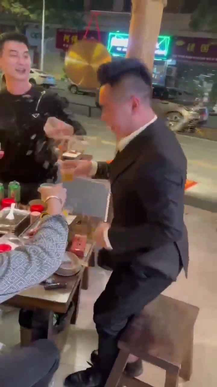 一群狐朋狗友，这酒品还能有人跟他一起喝酒离谱