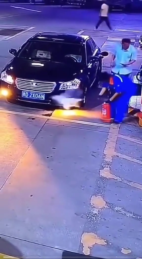 车主：我也不道啊！对着我雾灯一顿喷
