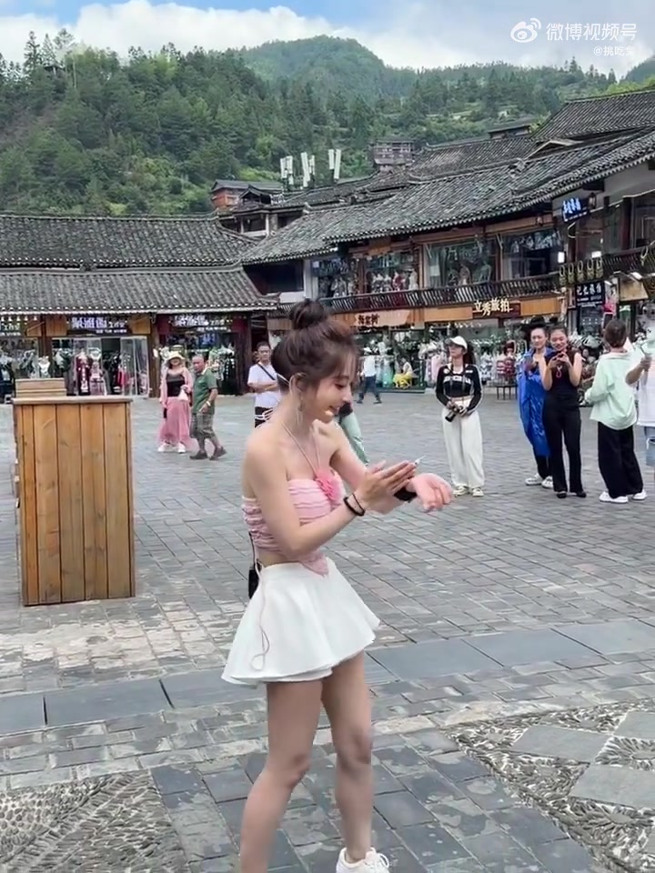 偶遇路人视角冯提莫，她每件衣服都是这样的吗