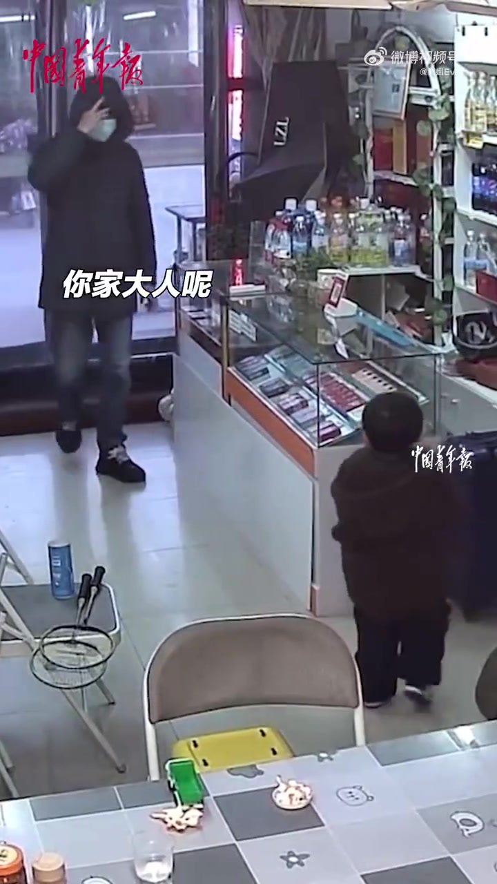妈妈在上卫生间，3岁萌娃见有顾客来到自家商店，主动热情接待