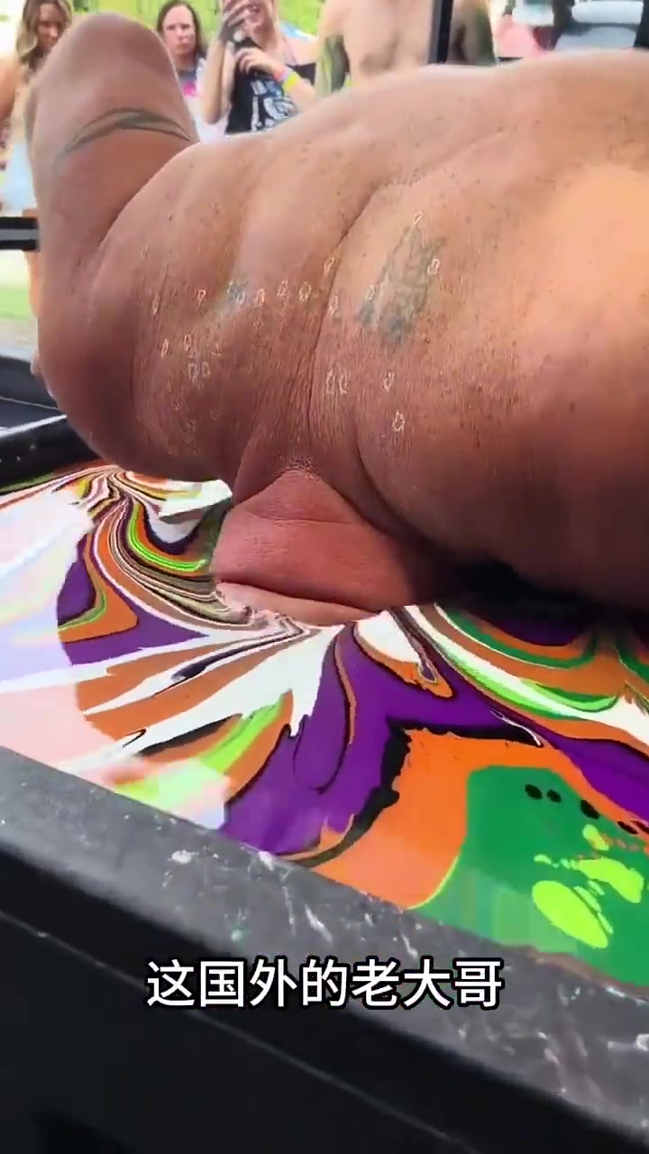 这脸谱画的怕是不好洗啊