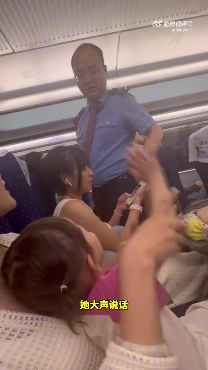 孩子在高铁上闹腾，妈妈主动整顿环境秩序！