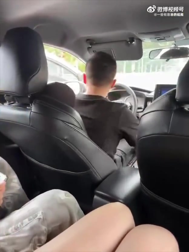 大哥一点也不怂，把妹子们看呆了
