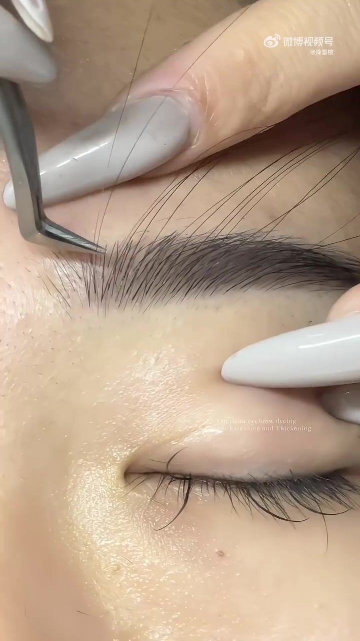嫌自己的长相不够浓眉大眼，就把自己的眉毛养长一点