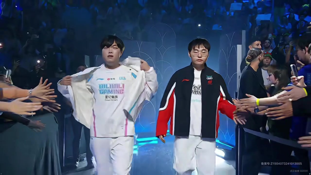 衣服都丢上了啊！S赛选手入场时将衣服抛向观众席