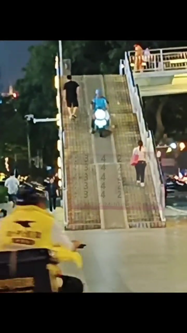 外卖小哥以前干越野摩托的吧！这么拽！