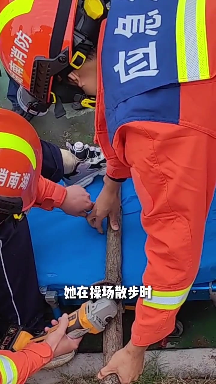 学生操场散步，不慎踩到带钉子的木棍！