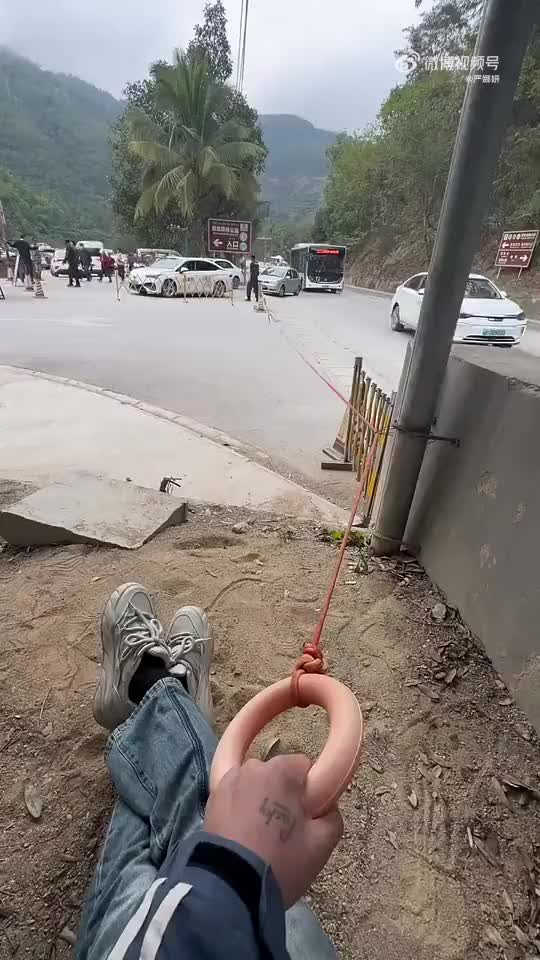 它一过半的时候你就拉啊！！绊倒它啊！！
