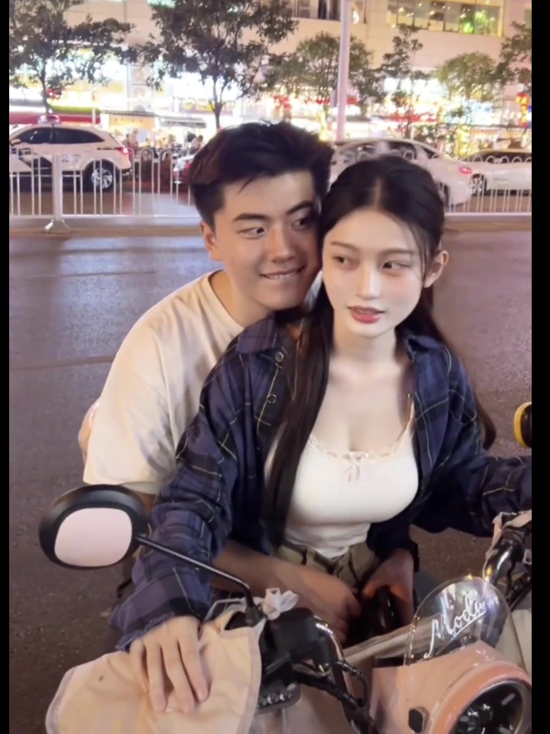 提问：视频里电动车的后视镜是什么颜色的