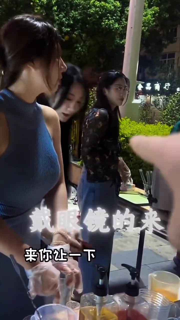 十块钱一杯的柠檬茶你就敢点人