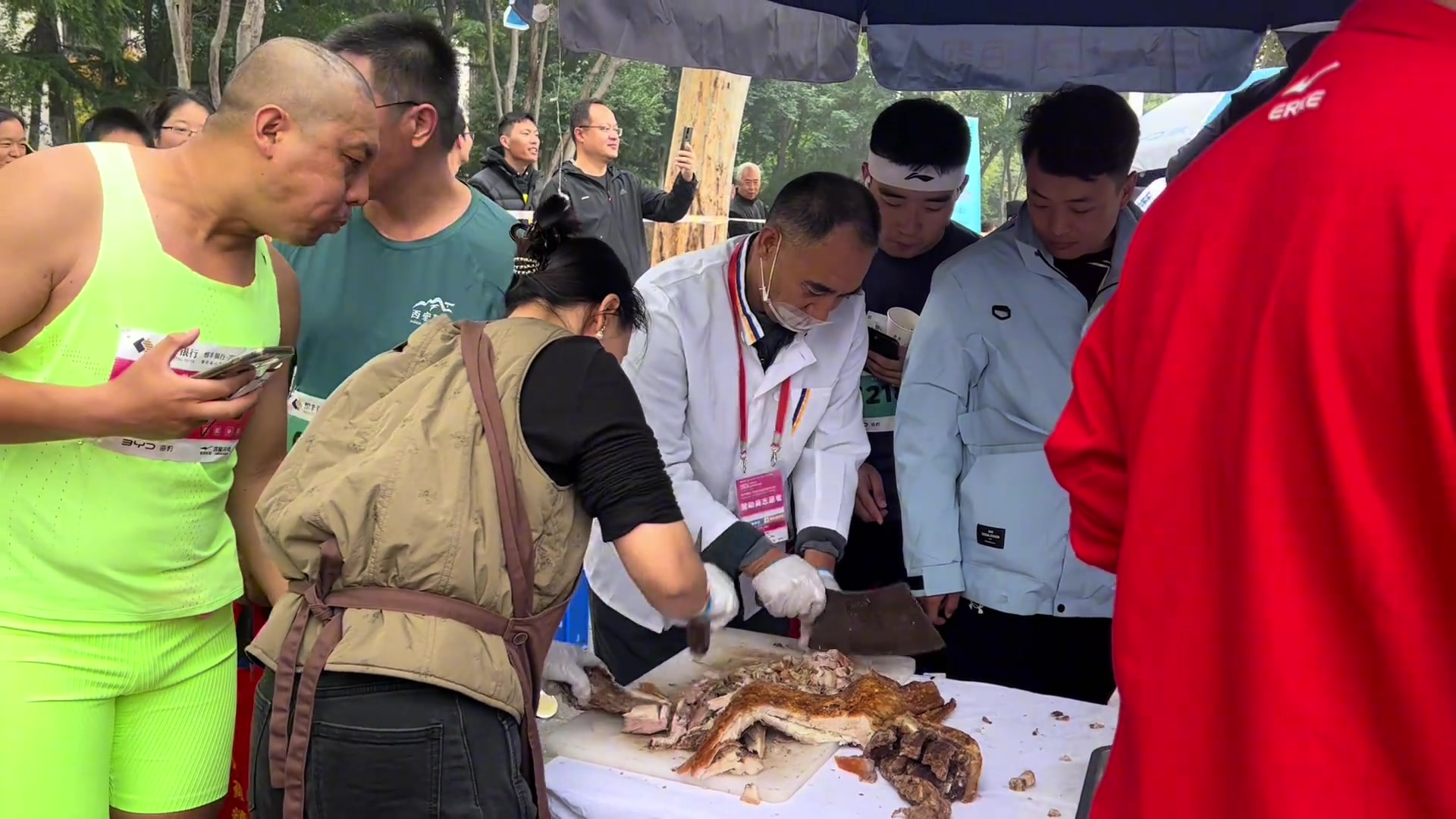 马拉松补给品黄家烤肉，切肉的刀都快被师傅抡冒烟了