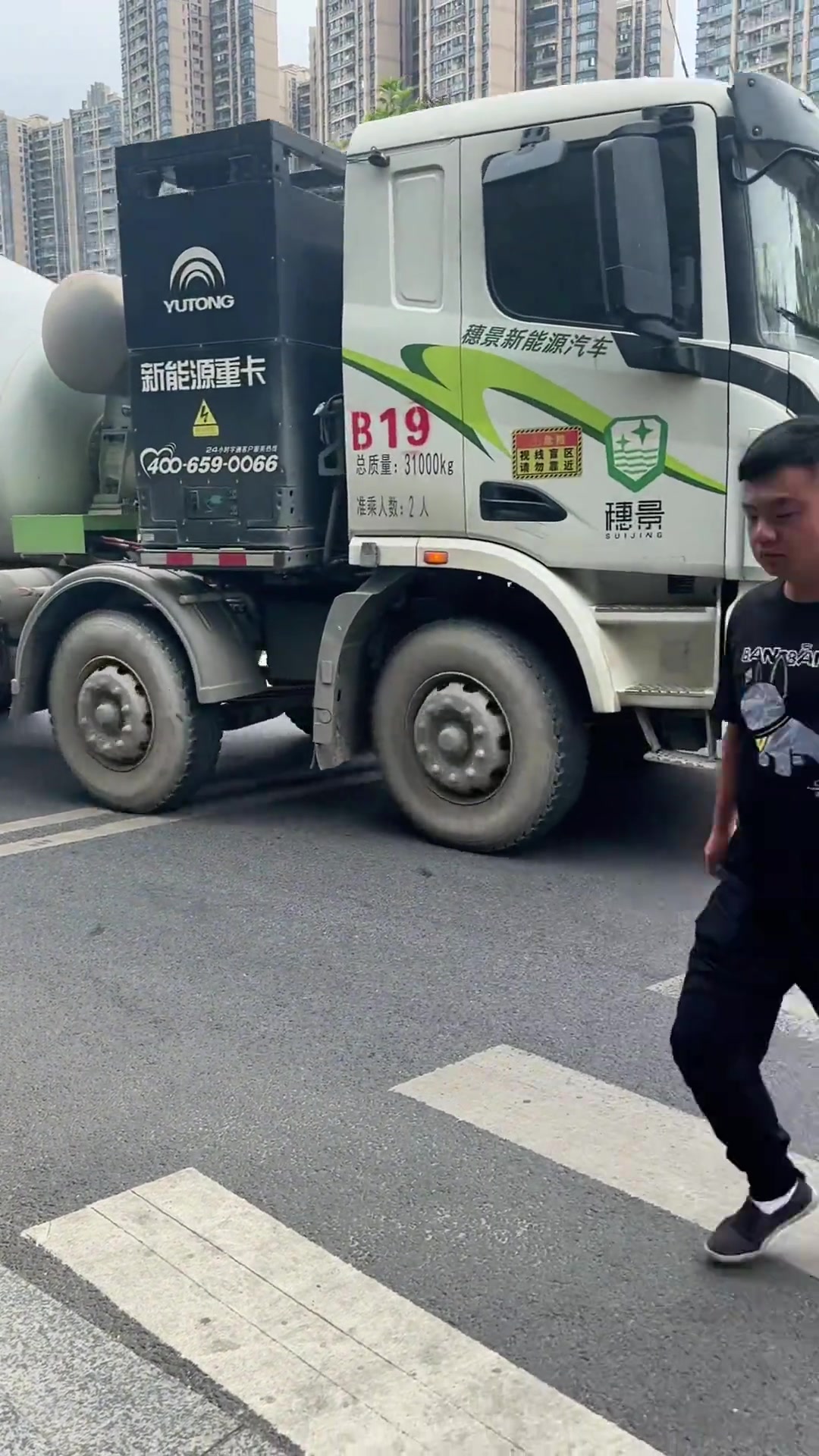 宇通纯电动重卡没有内燃机的轰鸣只剩下电机声，感觉很奇怪