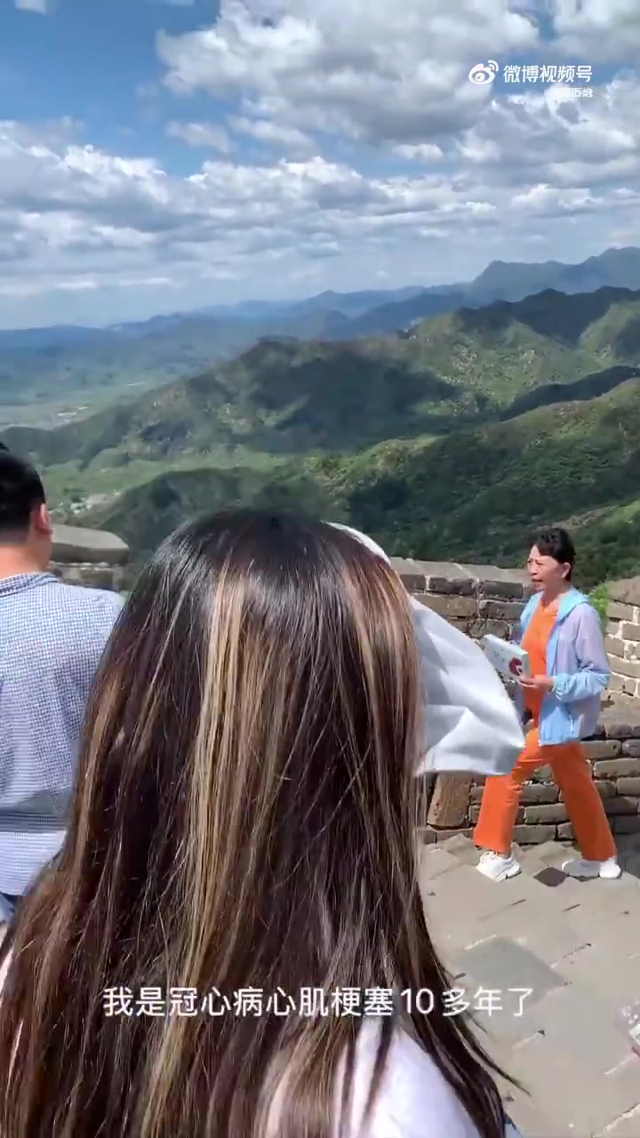 长城偶遇大妈拍广告，这么炸裂的台词不是在骗人嘛！