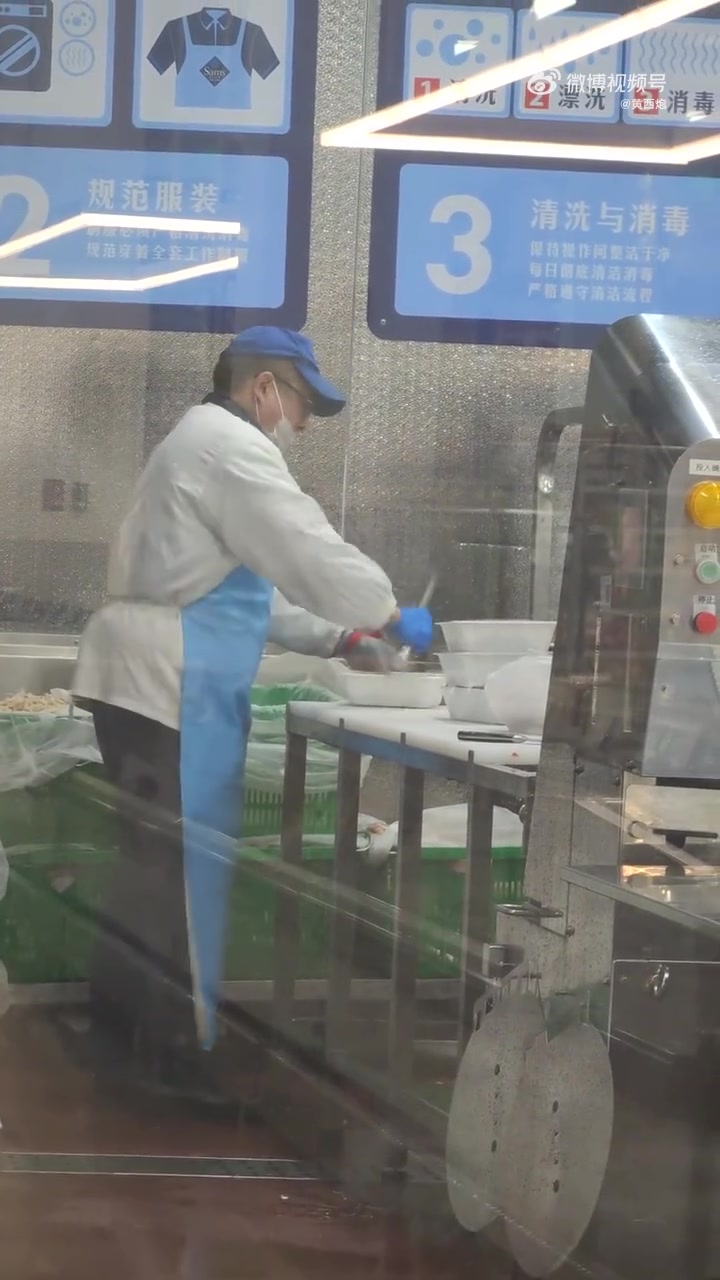 过了最佳食用期的牛排，羊排，剁了丢垃圾桶，坚持不打折，不送人