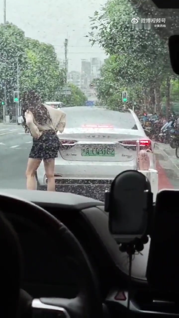 美女迟迟不上车等着司机拿行李，网约车司机也是不惯着