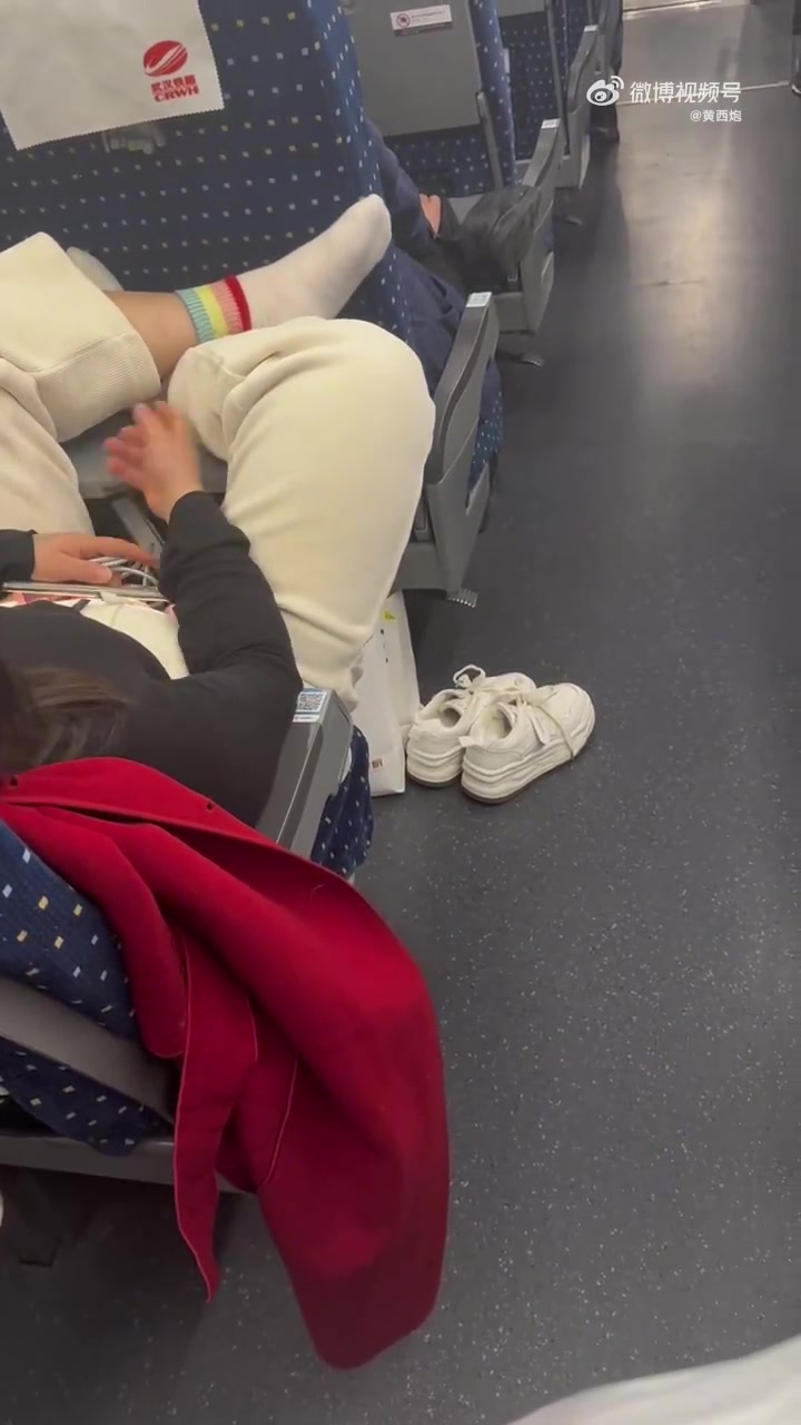 高铁上女子脱鞋把脚放在小桌板，结果鞋被乘客踢走
