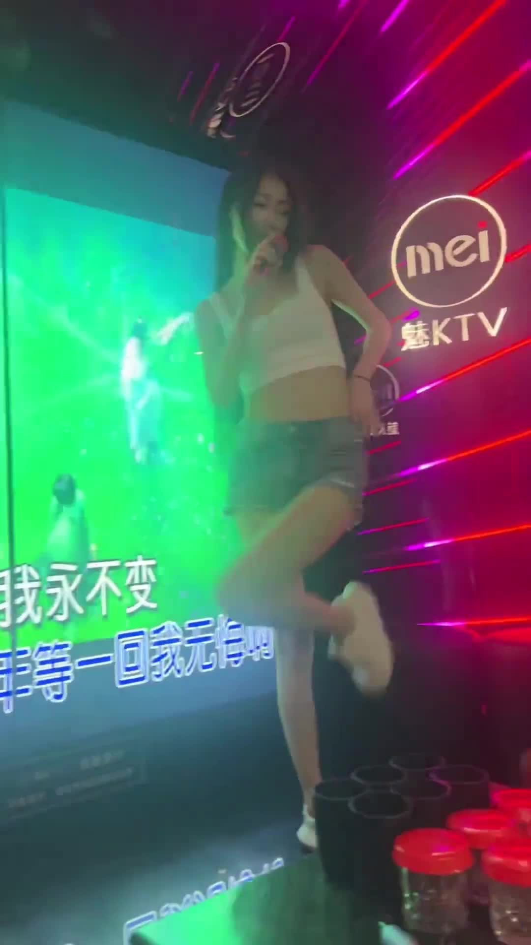 少妇嗨起来，唱个歌你都顶不住