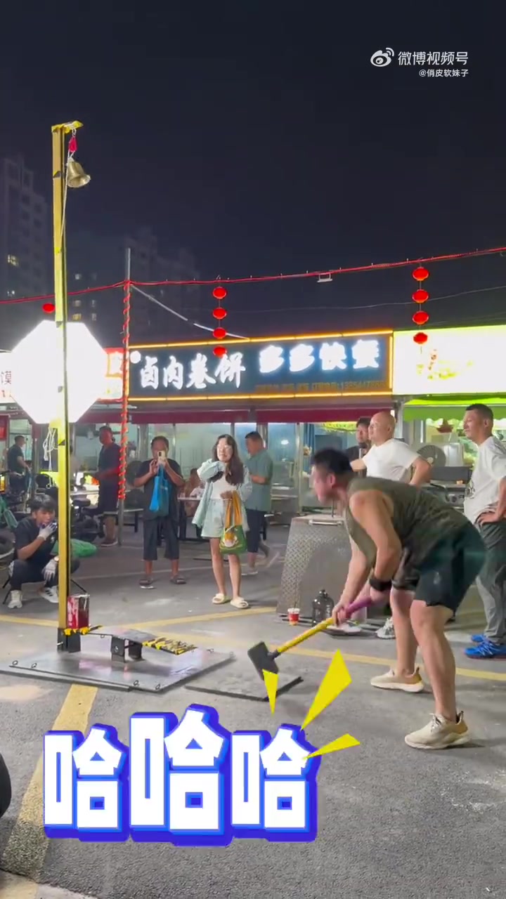 大家看下面的铁板！都是弯的，力都卸掉了！