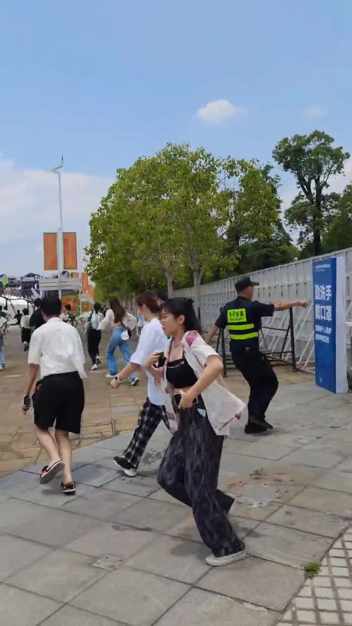 看个演唱会也逃票这些人的人品都不值这个票钱！