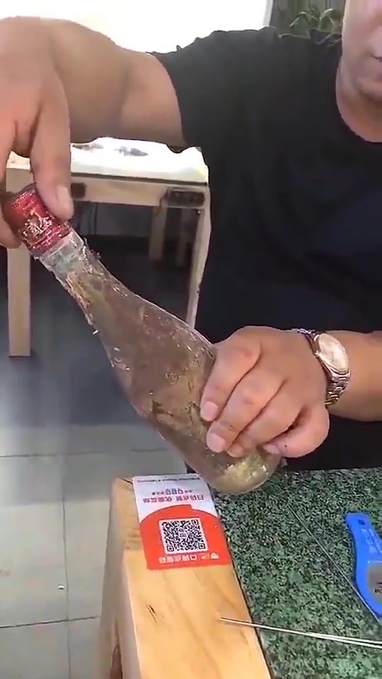 珍藏的古董酒瓶，瓶盖一拧就掉渣，真是心疼又无奈