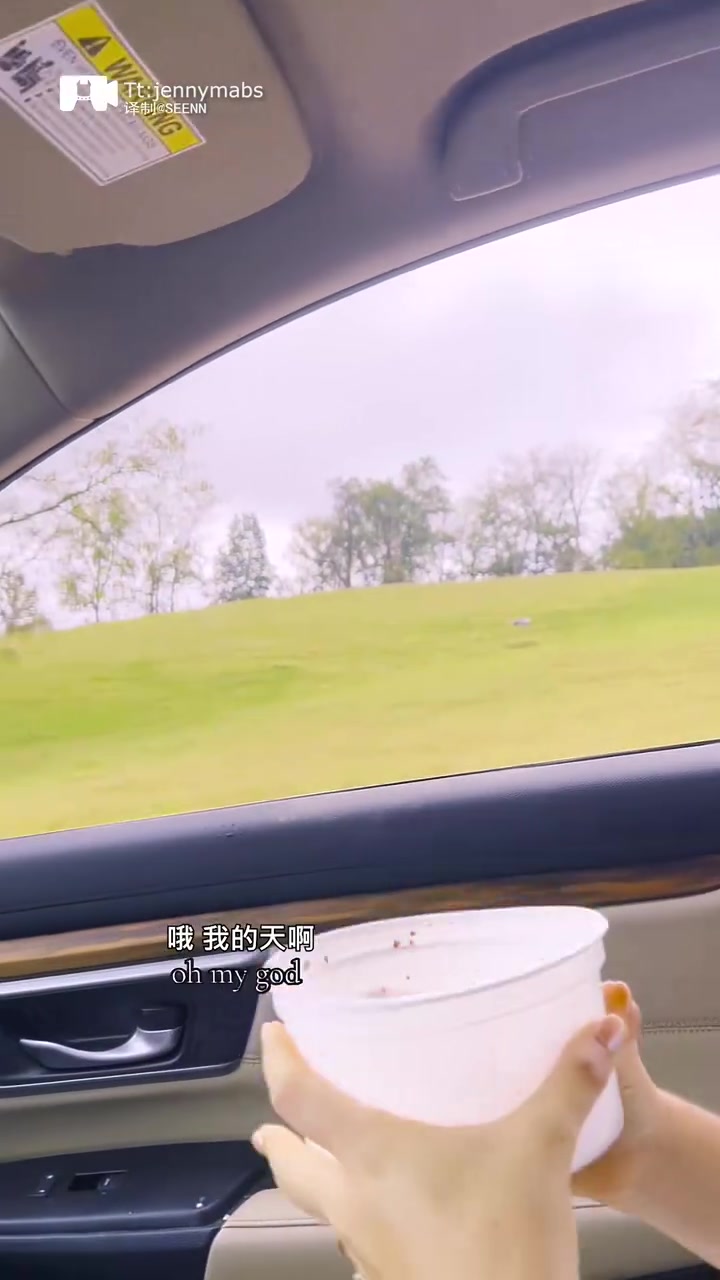鸵鸟：我也没惹你啊，你怎么就给我一个角撞！！