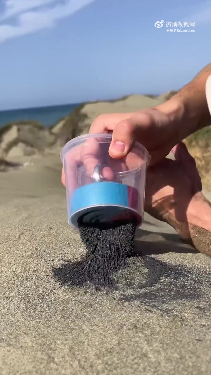 利用磁铁在海滩上寻找金属，有点意思！