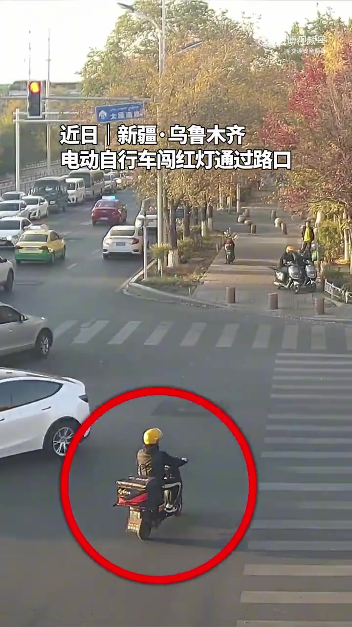 电动车无视信号灯被撞，全责！
