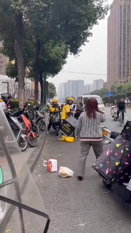 外卖小哥：“动我可以，但你不能动我的餐！”
