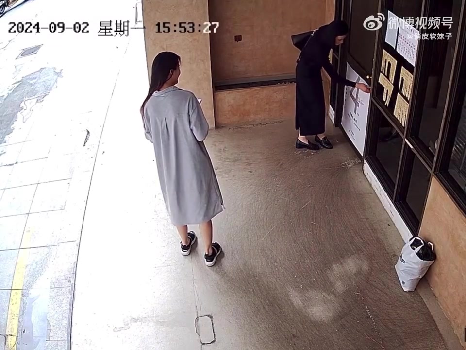 两位美女为了拍照好看，把别人店铺张贴的海报撕了！