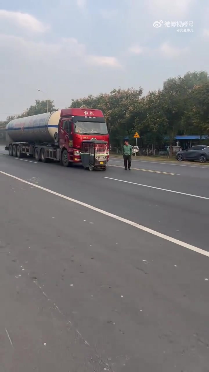 太霸道了！大爷骑三轮逆行顶上罐车