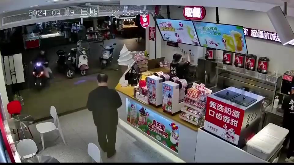 飞来的横祸！站在奶茶店里谁想到还有这一出