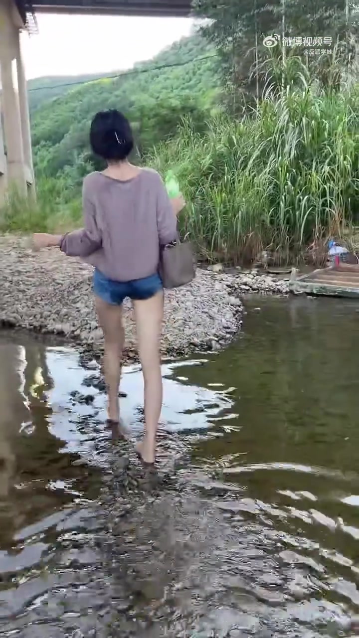 小姐姐游泳要去正规泳池啊！
