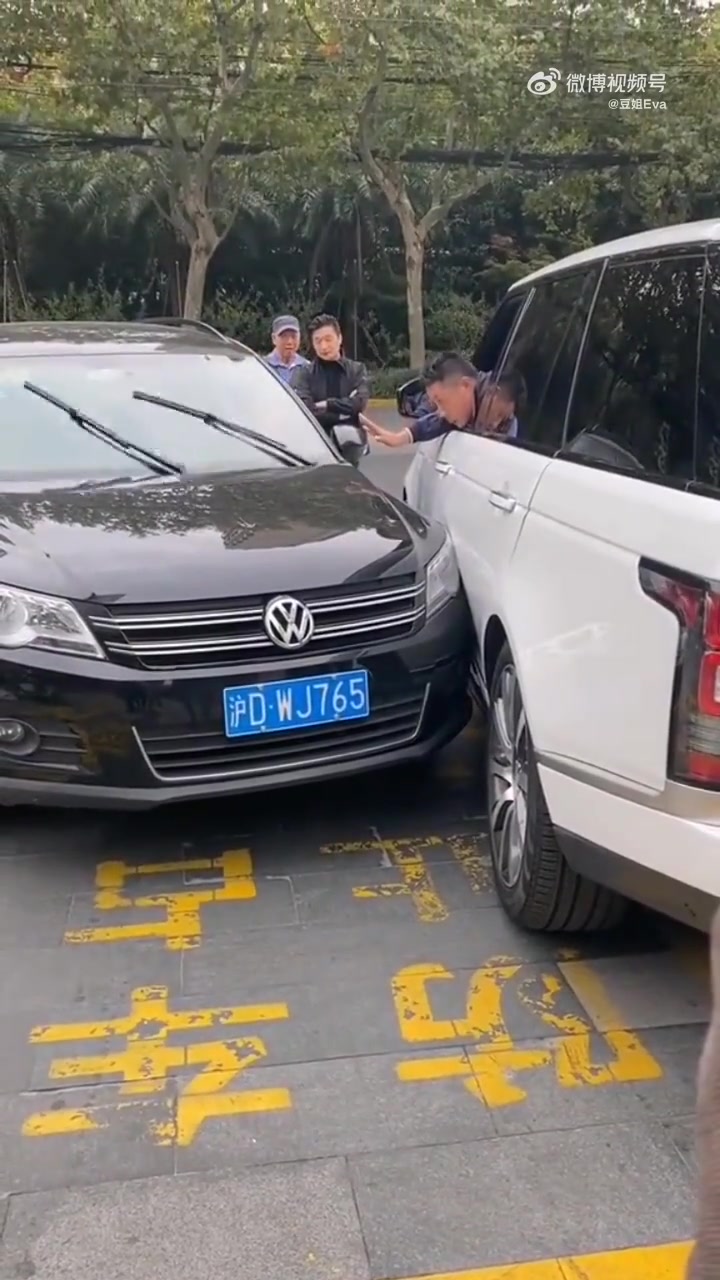 白色路虎车主看我手势，不用惊慌，小场面而已，你先把雨刷关了