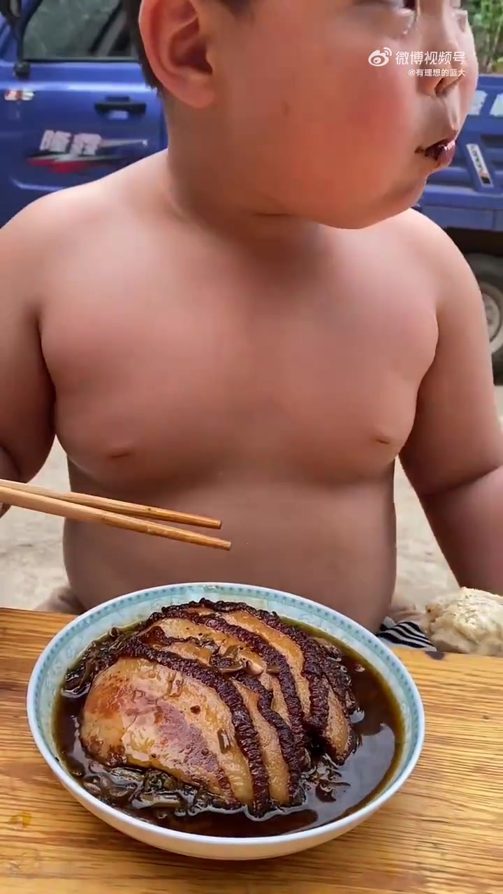 都胖成这样了，还给孩子吃肥肉！