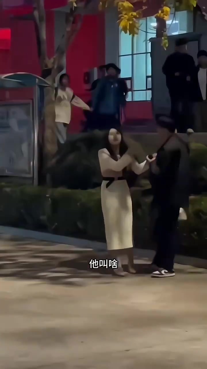 这么漂亮的女朋友还不满足啊！