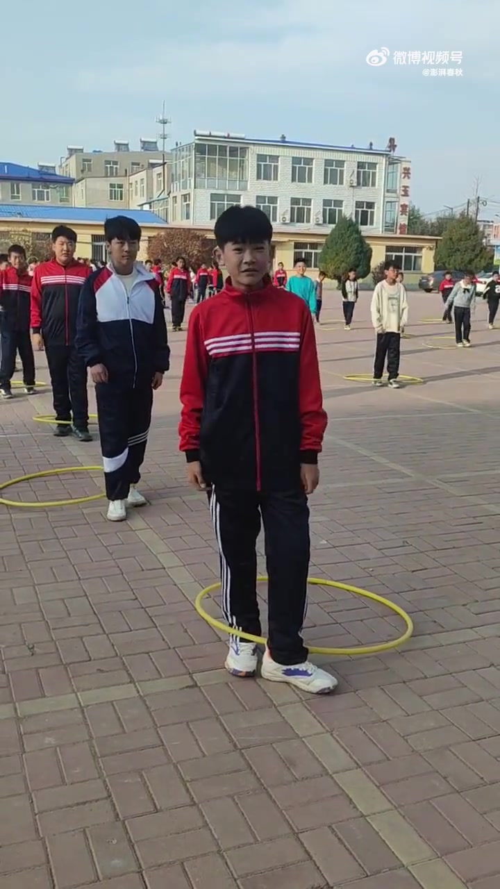 看第一眼以为是菜鸟，随着镜头的拉开，没想到个个都是王者