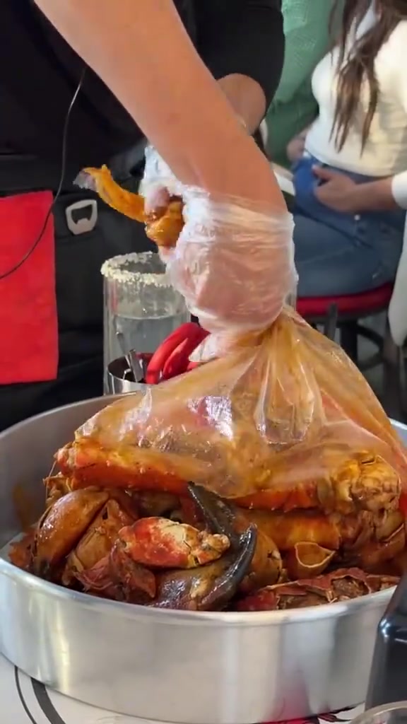 你不能在厨房搞完直接端上来吗，菜很想吃，塑料袋吐了