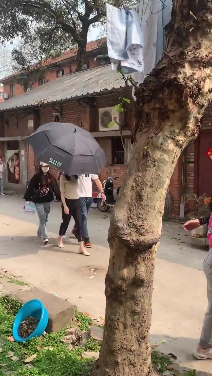 谁给你的权利，让我在我自家门口要靠边的