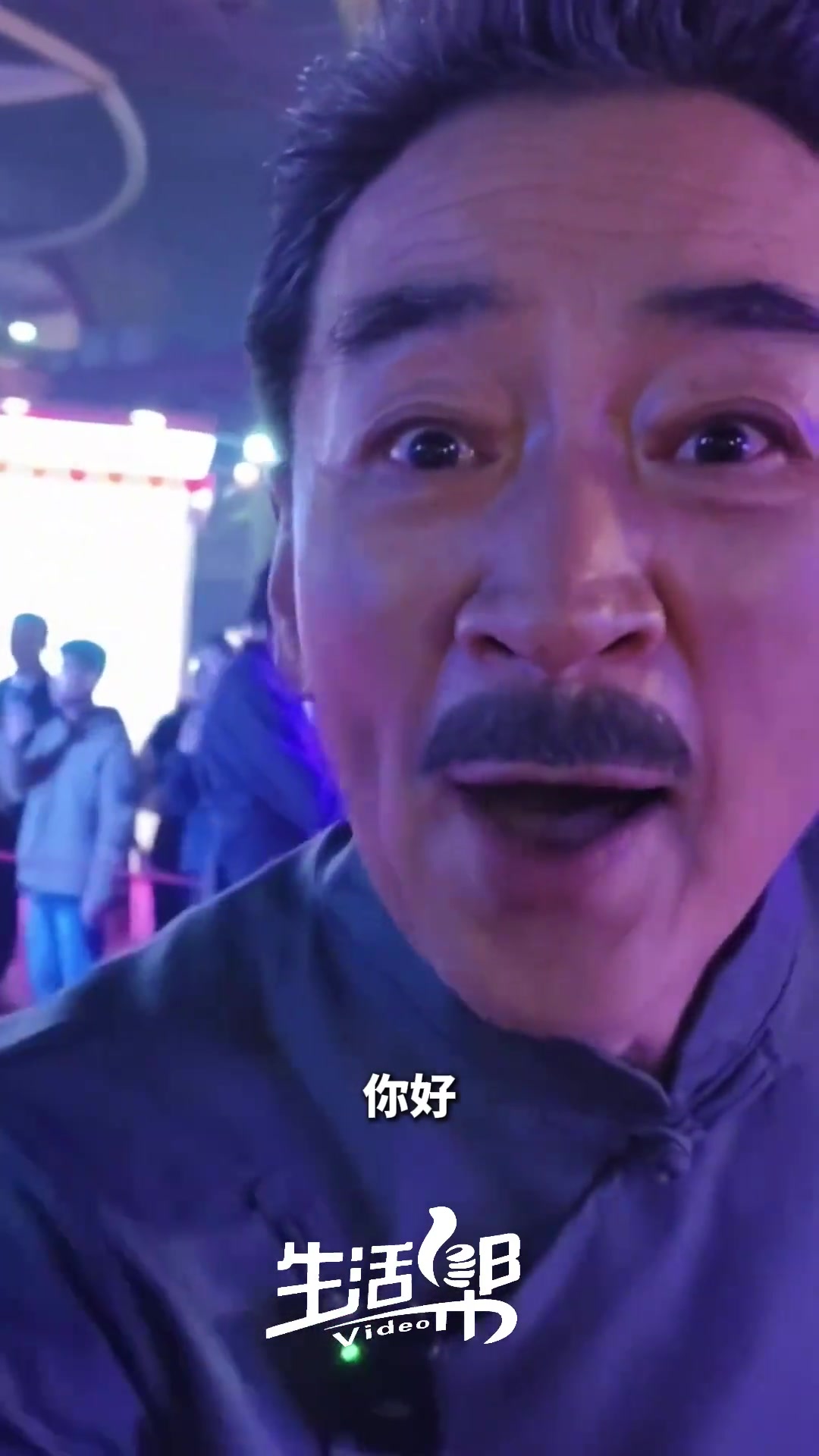 70岁寇振海本尊亲自cos陆振华，手里还拿着经典的鞭子
