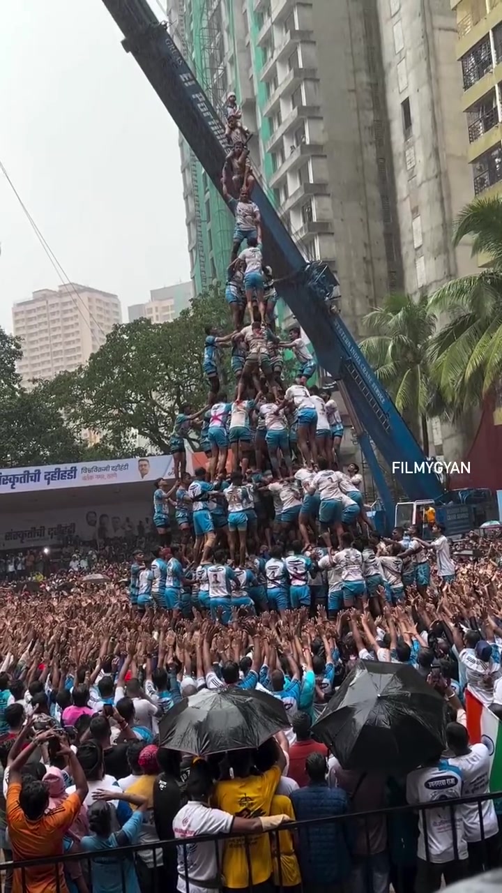 国外堆人墙挑战，就差最后一个人了，结果失败了