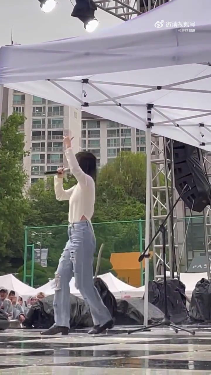 女子舞台事故，摔倒一下子把屁股都弄湿了，起来后还坚持表演
