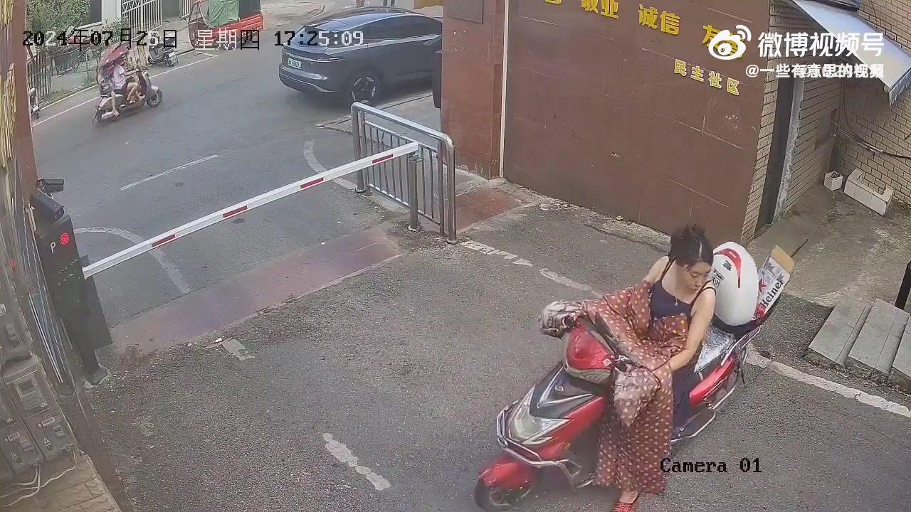 谁能告诉我，旁边有路她为什么不走