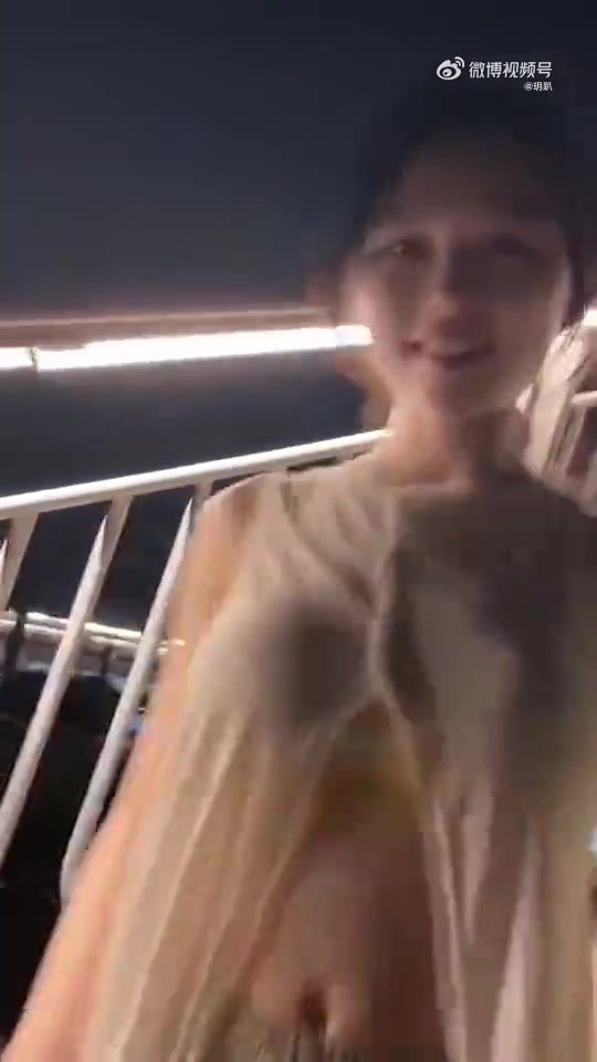 小姐姐这个衣服是不是穿反了！！