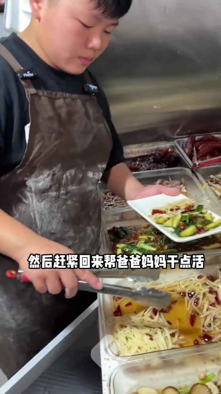 儿子在店里帮忙很辛苦，母亲偷偷买礼物送儿子，儿子：太贵了