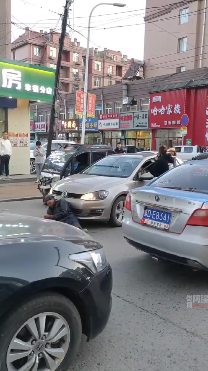 男子堵在车前不走，结果遇到一个狠人了！！！！