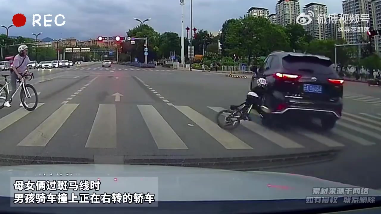 男孩汽车过斑马线，不慎撞上右转的车辆，，，，