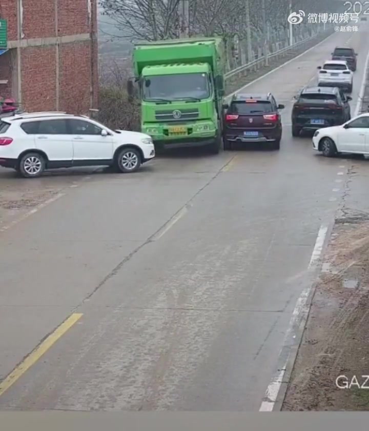 大货车见缝插针式抢行，你说这事责任算谁的
